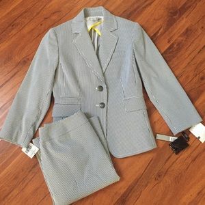 Tahari 2 piece seersucker suit set size 2P