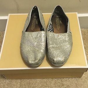 🎉 SALLLE 🎉Silver Glitter Toms