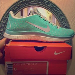 Womens size 8 Mint Nike free 3.0 V4
