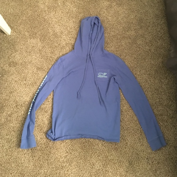 Light blue vineyard vines hoodie tee
