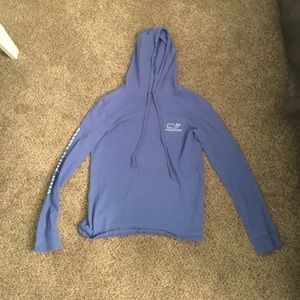 Light blue vineyard vines hoodie tee