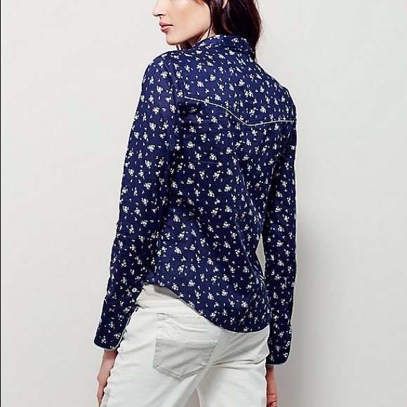 🎉HP 6/6🎉Free People printed button down - Picture 2 of 4