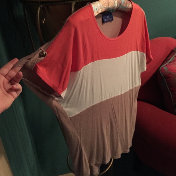 Light, flowy top with fun sleeves - Picture 2 of 4