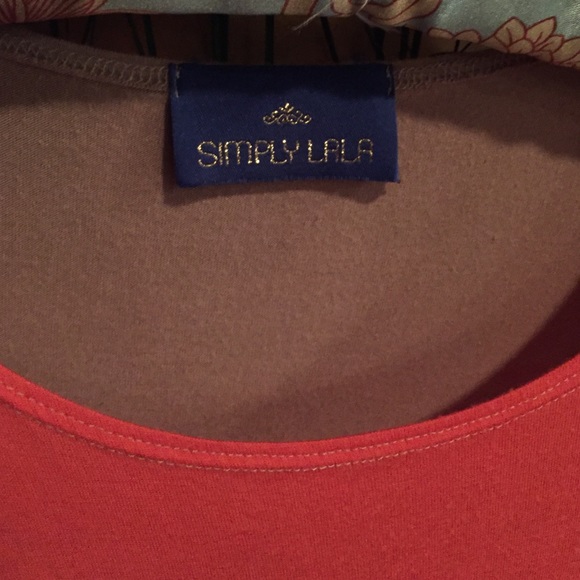 Light, flowy top with fun sleeves - Picture 3 of 4