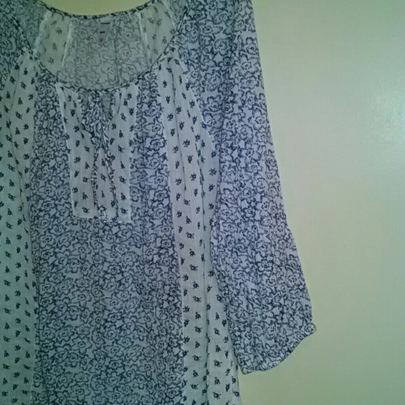 Old Navy blue/white floral print shirt. - Picture 4 of 4