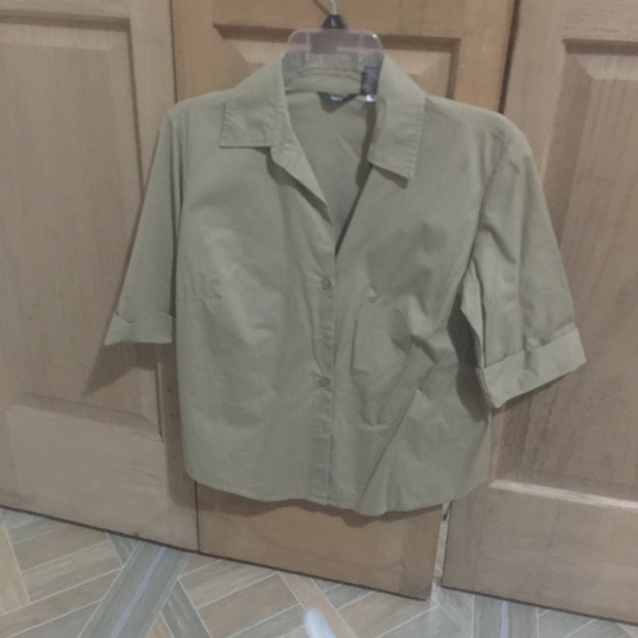 Blouse with boutons.