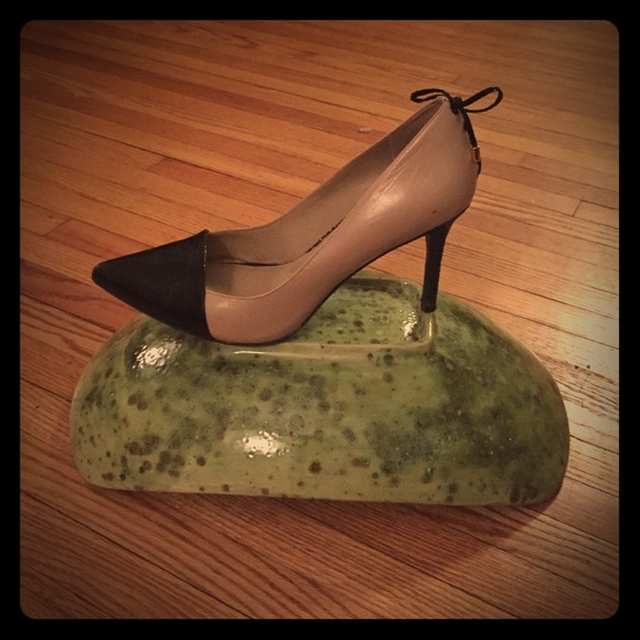 Two toned pumps with lace back