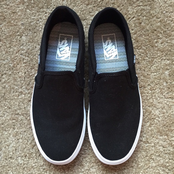 🔴SOLD🔴NWOT Black Canvas Vans