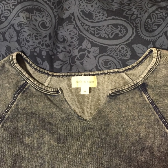 Versatile v-neck fair-weather sweater - Picture 3 of 4