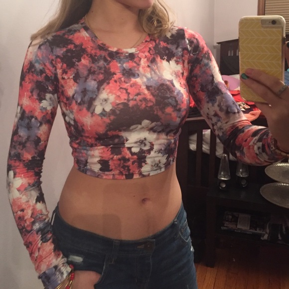 Very pastel color floral crop top 🌸