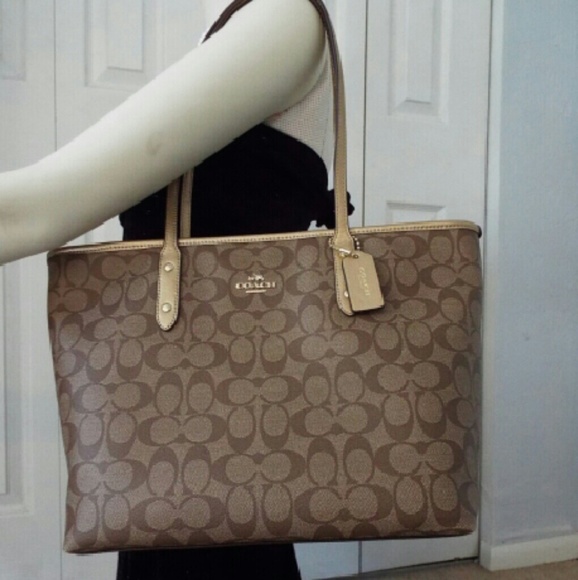 Coach singnature city zip tote bag. 36876
