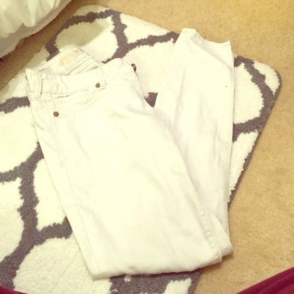 Size 6 white skinny jeans by express!
