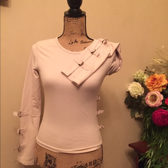 Buckled light beige shirt