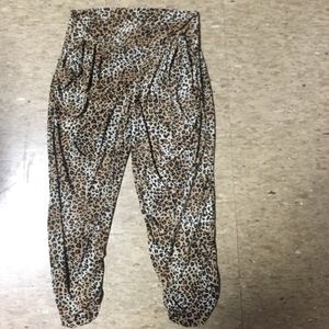 Leopard Print Ruched Cropped Pants with Pocket