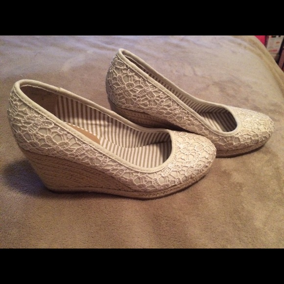 Tan Unlisted wedges