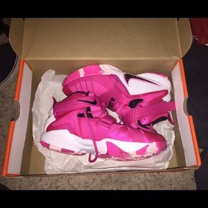 Nike lebron soldier pink camo