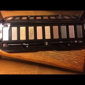 Makeover Essentials Eyeshadow Pallet!