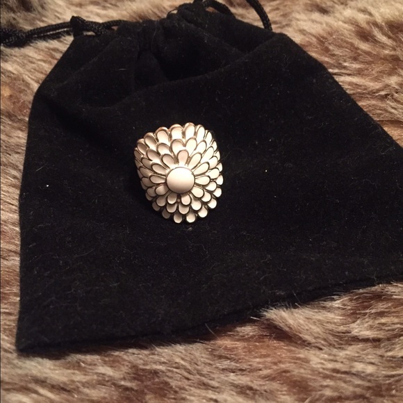 Silver flower ring - Picture 2 of 4