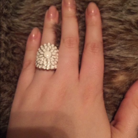 Silver flower ring - Picture 3 of 4