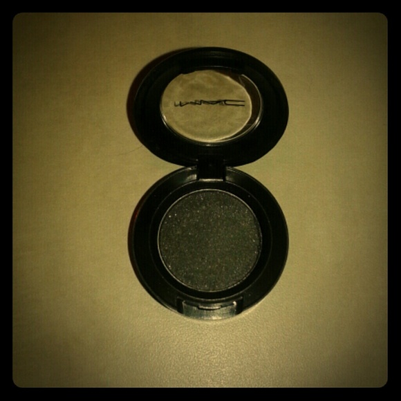 MAC "Howzat" eyeshadow!