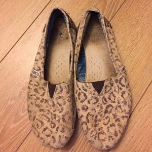 Cheetah/ leopard print Toms