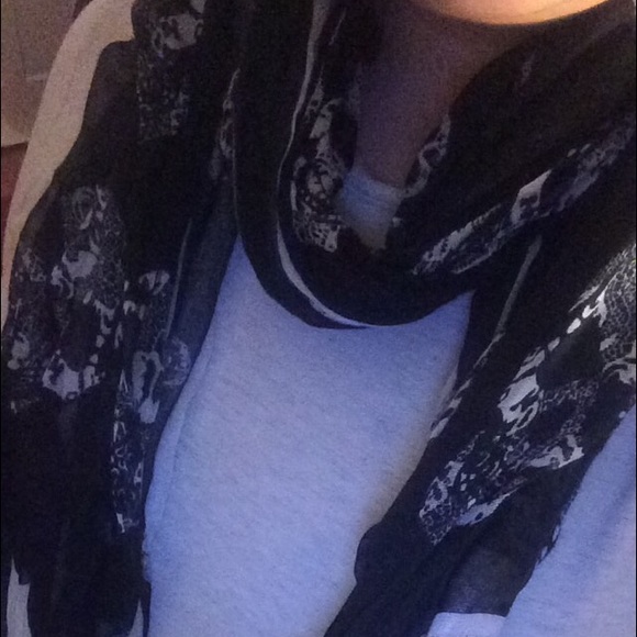 Skull scarf - Picture 2 of 2