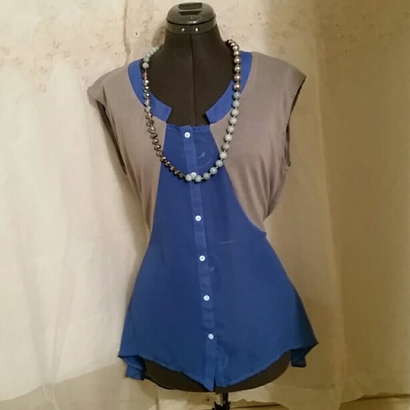 Lily White Tops - FLASH Sale 💕  🎀 Adorable hi low blouse
