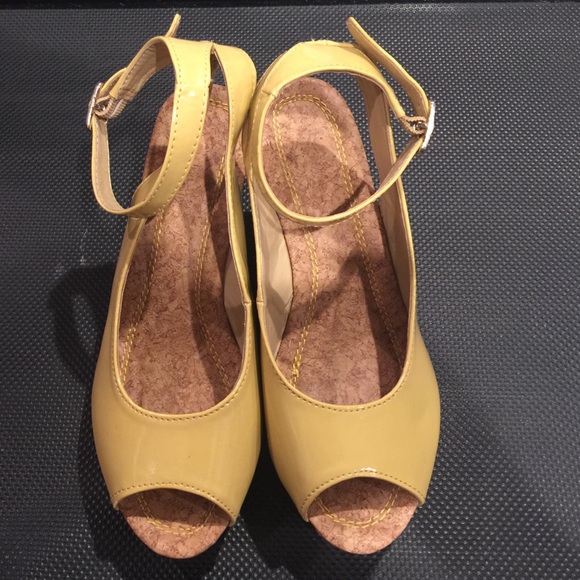 Avon Wedge Yellow Shoes, size 7