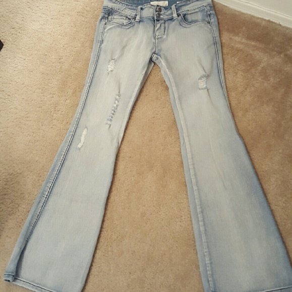 *DONATING SOON* Vanilla Star distressed jeans