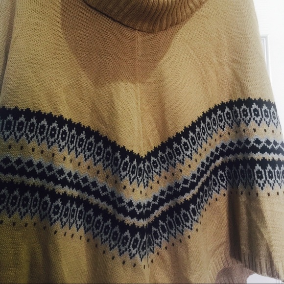 🎉🎉🎉 Beautiful poncho 🎉🎉🎉 - Picture 3 of 4