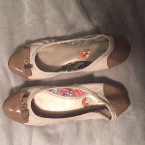 Tahari white and gold flats