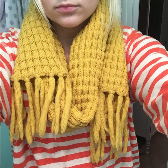 Yellow/gold scarf
