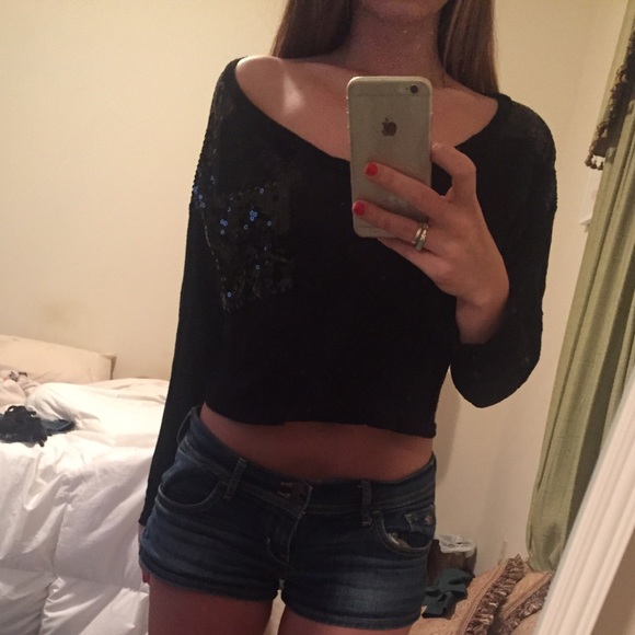 Black long sleeve crop top