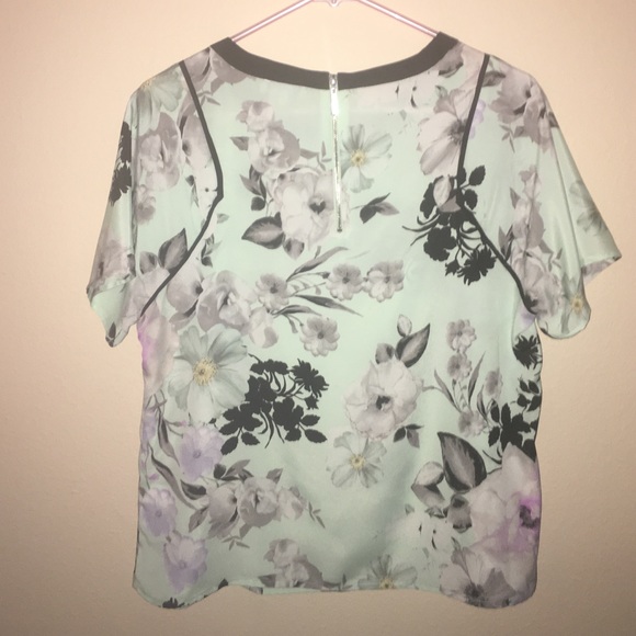 NWOT Beautiful spring blouse! - Picture 2 of 2