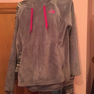 The north face hoodie. Never been worn