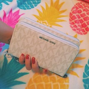 Michael Kors • Pearl Grey • Adele Large Wristlet