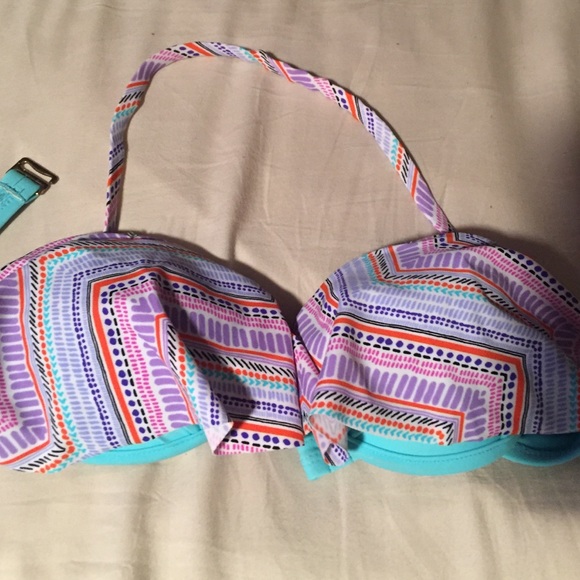 Colorful bikini. Very cute and flattering💙 - Picture 2 of 3