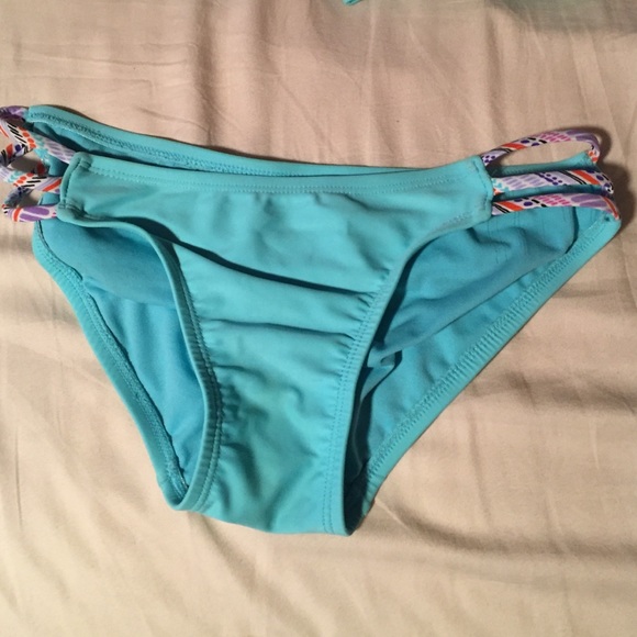 Colorful bikini. Very cute and flattering💙 - Picture 3 of 3