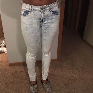 Light acid wash jeans