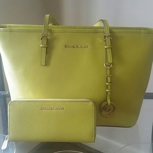 SOLD Like New Michael Kors Top Zip tote
