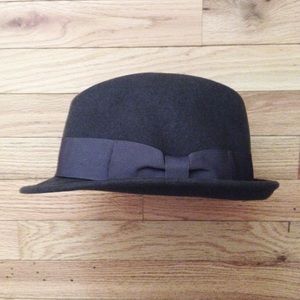 ✖️ SOLD ✖️ H&M Divided grey wool felt top hat