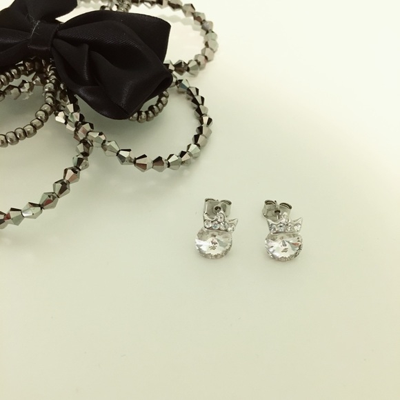 Crowned cubic stud earrings (nwot)