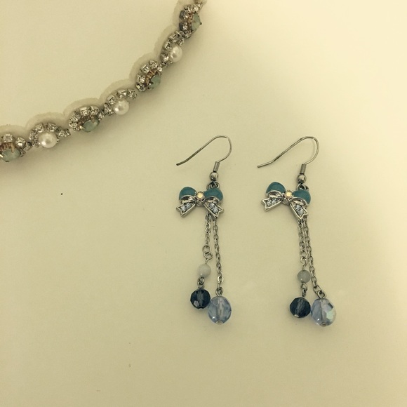 Handmade blue ribbon and chain bead earring (nwot)