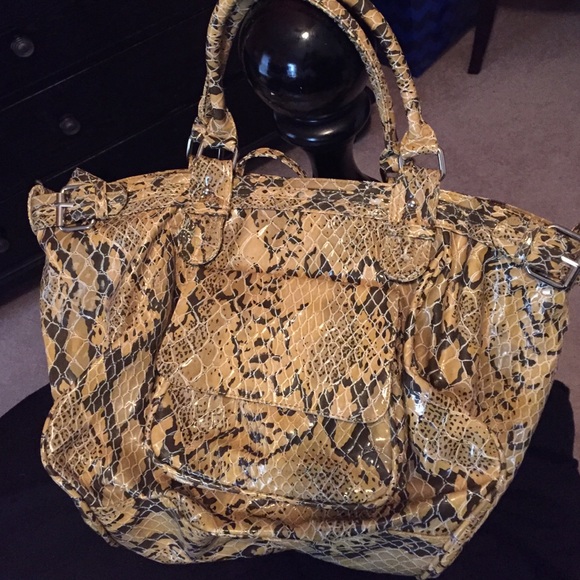 💥💥new Reduction💥Gold snake print shoulder bag. - Picture 7 of 8
