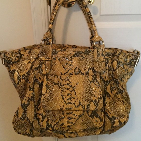 💥💥new Reduction💥Gold snake print shoulder bag. - Picture 4 of 8