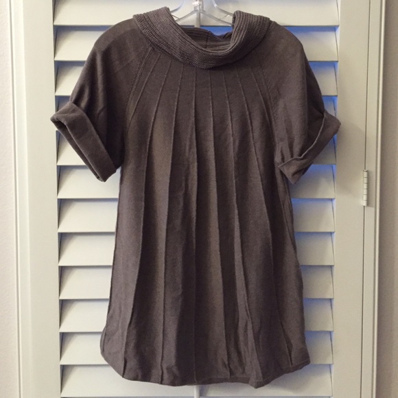 Gap maternity short sleeve sweater top.