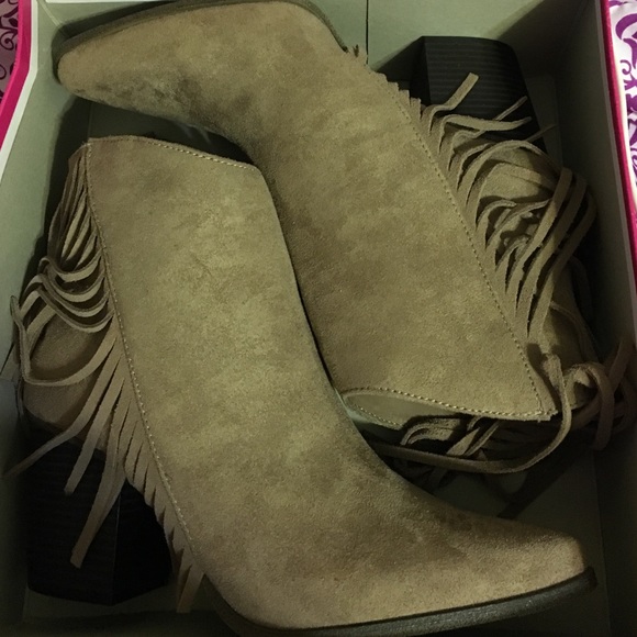 BRAND NEW FRINGE BOOTIES!