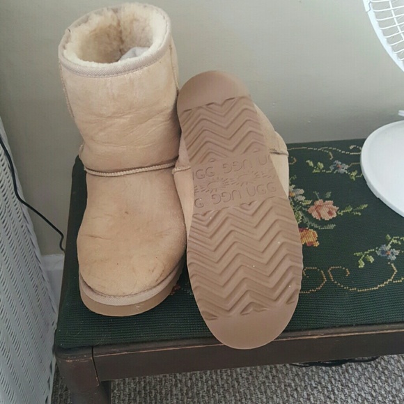 Size 10 wide Ugg short boots