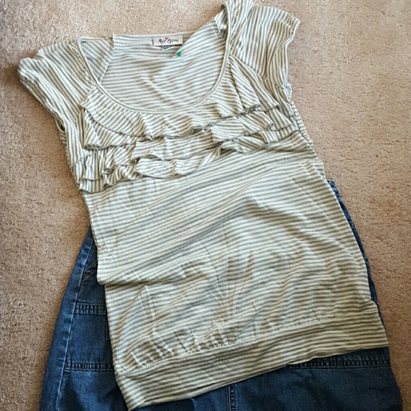 *sold in bundle*Gray/white striped ruffle shirt