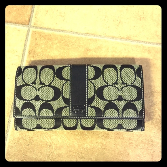Coach wallet. Great condition! Authentic!